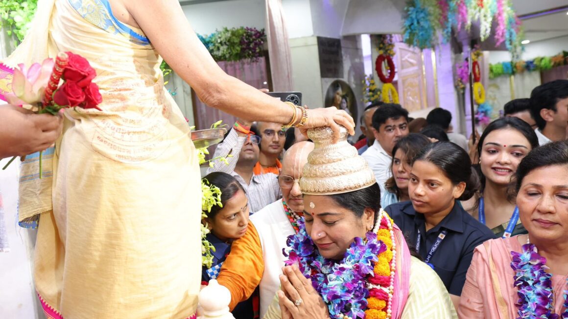 मुख्यमंत्री रेखा गुप्ता ने जन्माष्टमी पर की पूजा-अर्चना, कहा— भगवान कृष्ण का जीवन हमें धर्म, न्याय और कर्तव्यनिष्ठा का संदेश देता है