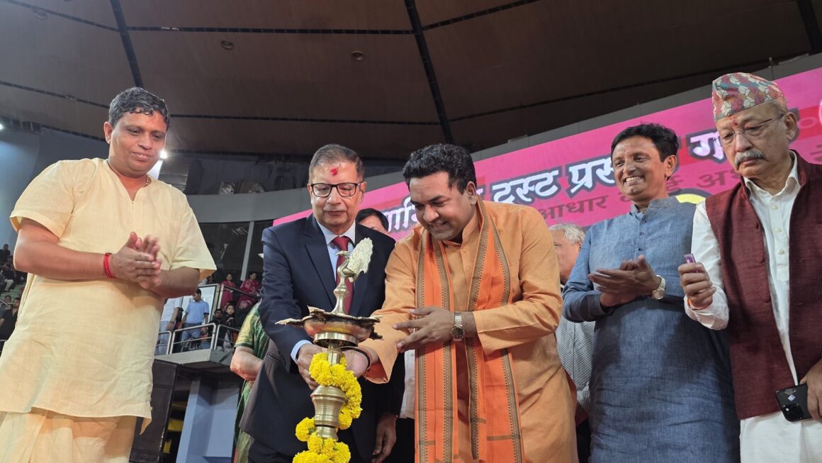 आचार्य बालकृष्ण ने हरितालिका तीज में सहभागिता की