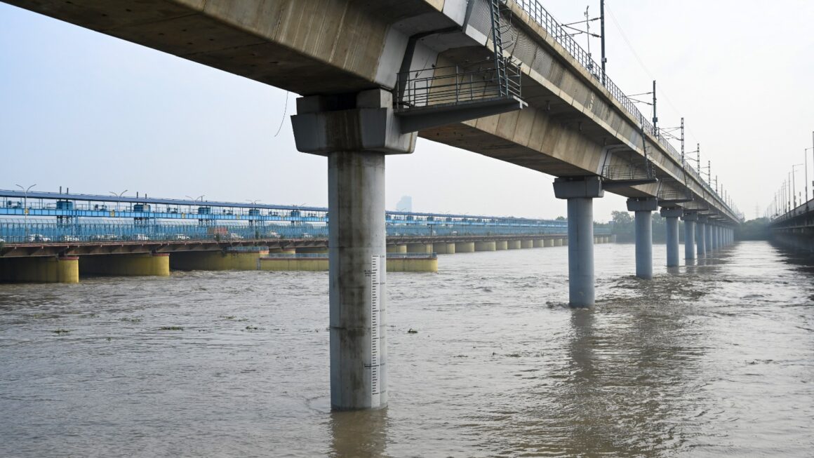 दिल्ली में यमुना का जलस्तर चेतावनी के निशान के पार