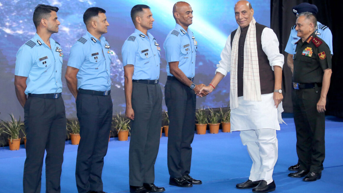 रक्षामंत्री राजनाथ सिंह ने किया शुभांशु शुक्ला और अन्य गगन यात्रियों को सम्मानित