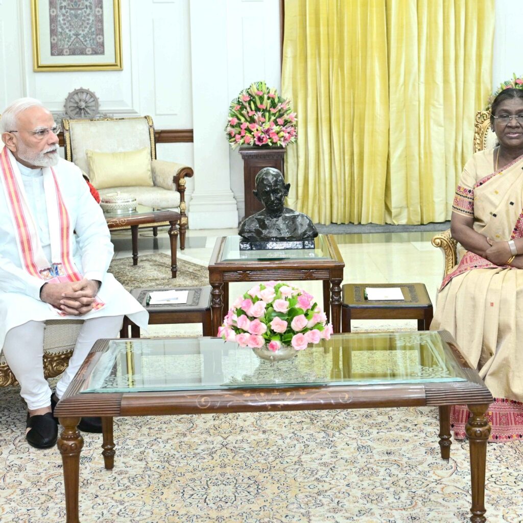 प्रधानमंत्री मोदी ने राष्ट्रपति द्रौपदी मुर्मू से की मुलाकात