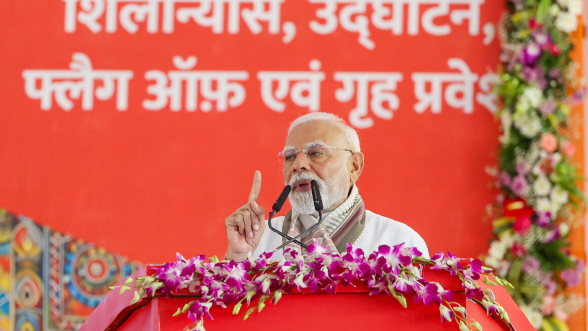 ‘लालटेन राज’ में बिहार ‘लाल आतंक’ से जकड़ा हुआ था : पीएम नरेंद्र मोदी