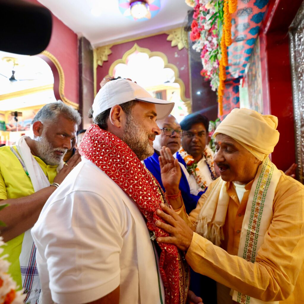 राहुल गांधी वोटर अधिकार यात्रा के 12वें दिन सीतामढ़ी के जानकी मंदिर पहुंचे, पूजा अर्चना कर लिया आशीर्वाद
