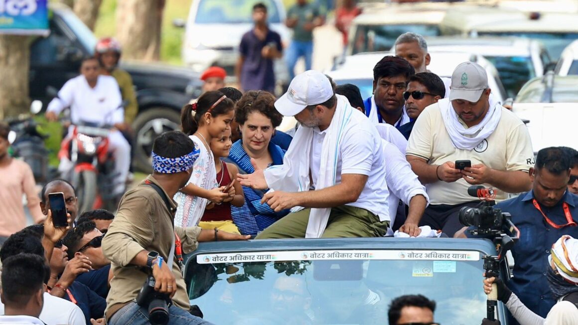 प्रियंका गांधी राहुल के साथ मतदाता अधिकार यात्रा में हुईं शामिल