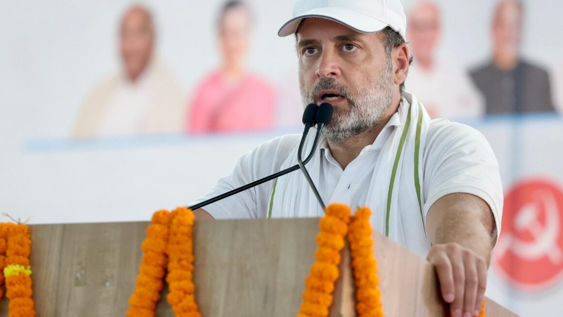 अनाम पार्टियों को मिले चंदे पर राहुल ने चुनाव आयोग पर साधा निशाना