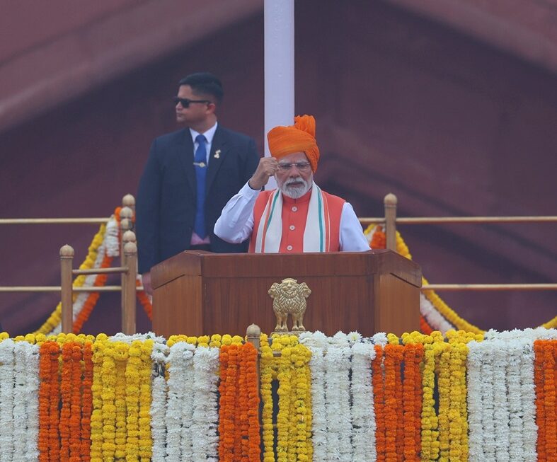 पीएम मोदी ने 12वीं बार लाल किले पर किया ध्वजारोहण, स्वतंत्रता दिवस को बताया ‘140 करोड़ संकल्पों का महापर्व’