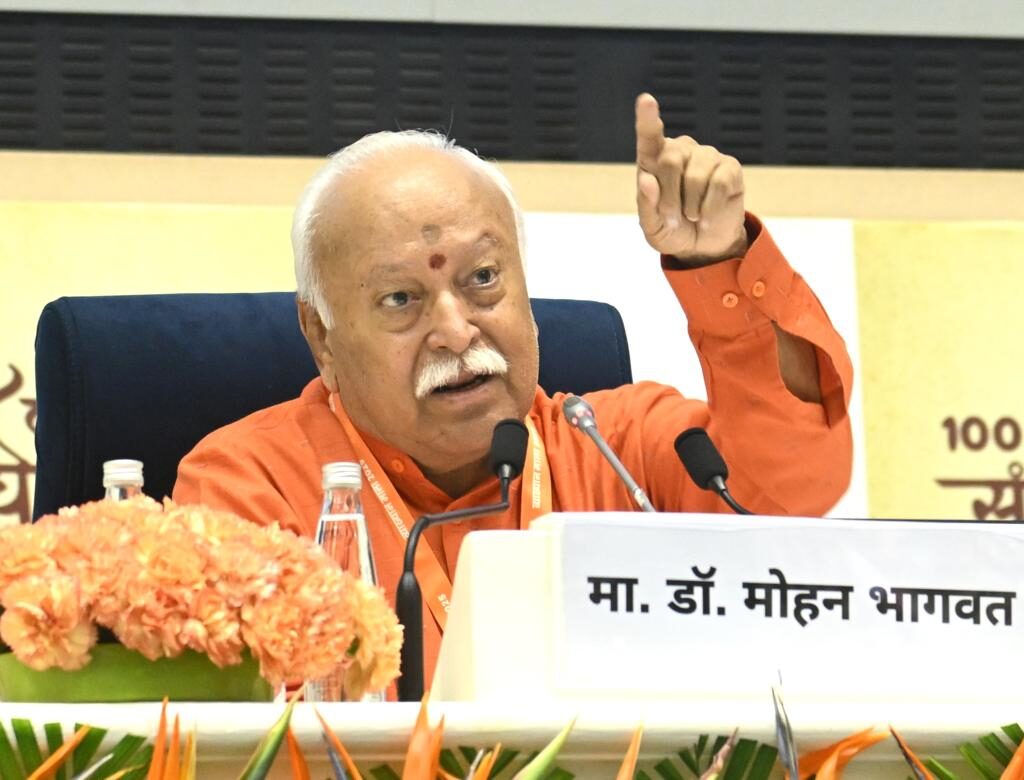 जनसंख्या नियंत्रण पर तीन बच्चों की सीमा जरूरी : मोहन भागवत