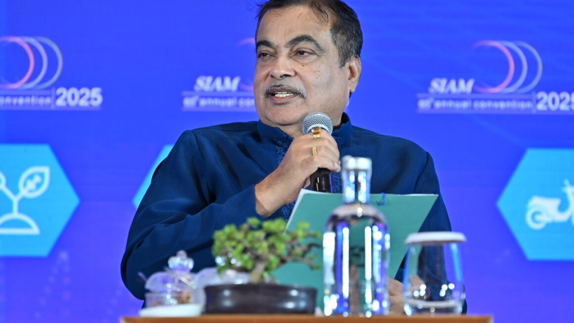दुनिया में पहले नंबर पर पहुंचने की क्षमता रखता है भारतीय वाहन उद्योग : गडकरी