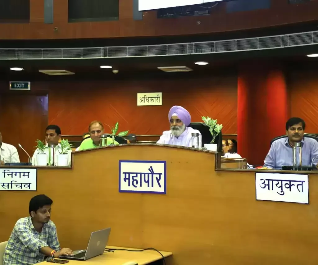 दिल्ली नगर निगम की सफाई व्यवस्था की रीढ़ हैं सफाई कर्मचारी : महापौर