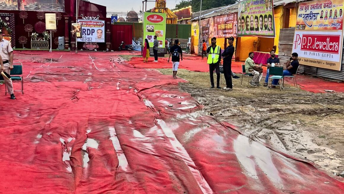 भारी बारिश से लाल किला ग्राउंड में जलभराव, पुतलों को नुकसान; वॉटर पंपों से निकाला गया पानी