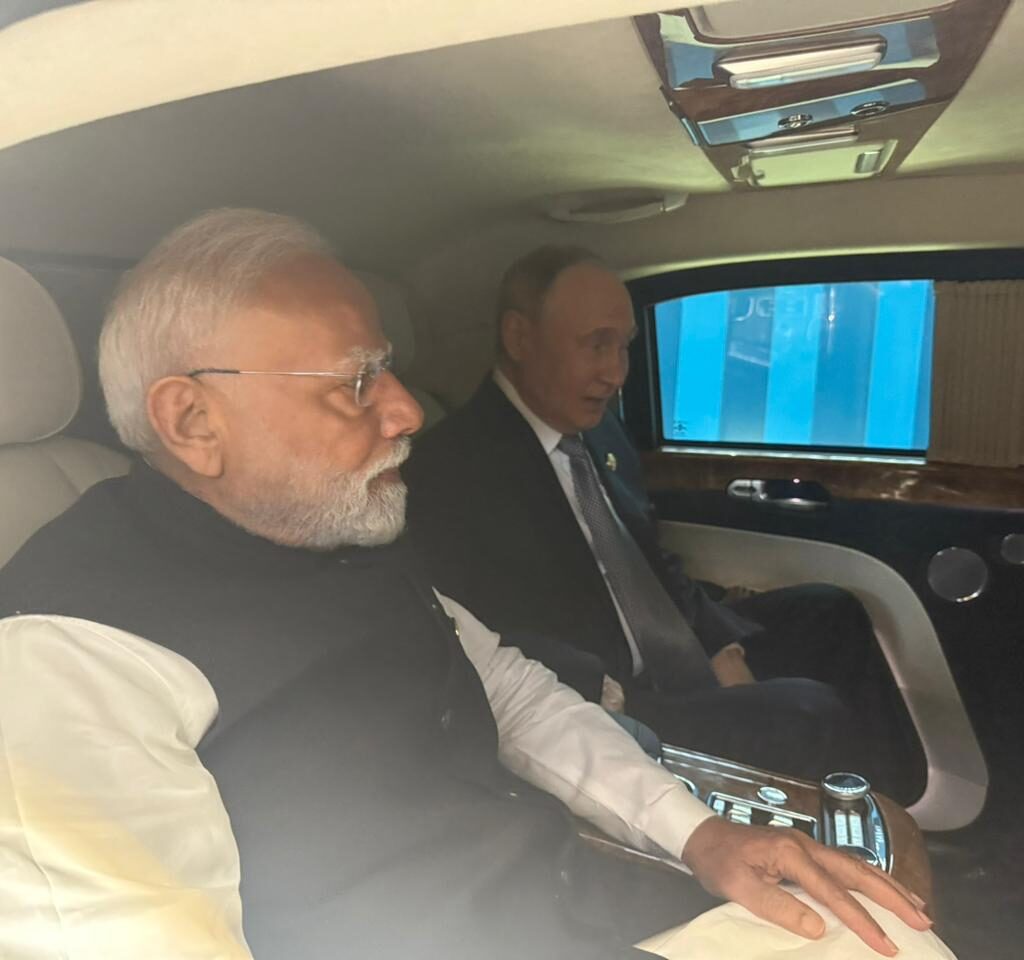 पुतिन ने मोदी को अपनी ‘लिमोजीन’ कार में दी लिफ्ट, चीन में द्विपक्षीय वार्ता स्थल तक साथ पहुंचे