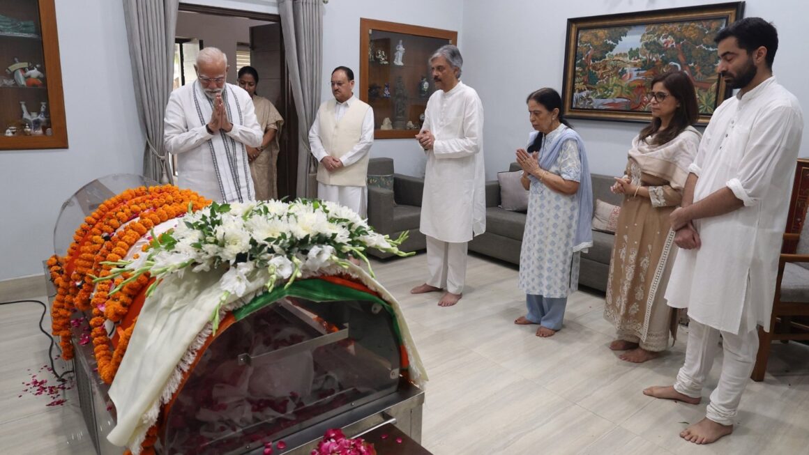 मोदी ने विजय कुमार मल्होत्रा के आवास पर जाकर उन्हें श्रद्धांजलि अर्पित की