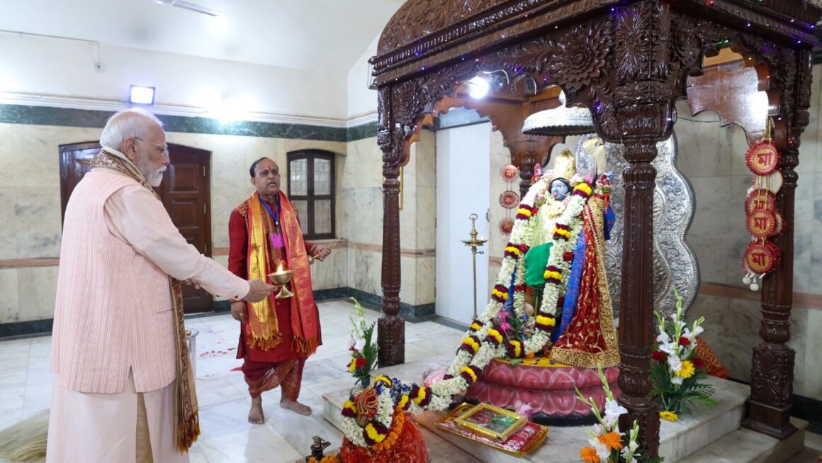 मोदी ने सी आर पार्क में दुर्गा पूजा पंडाल में की पूजा
