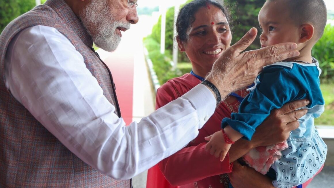प्रधानमंत्री मोदी का हिमाचल दौरा, त्रासदी में अनाथ हुई 11 महीने की नीतिका से मिले