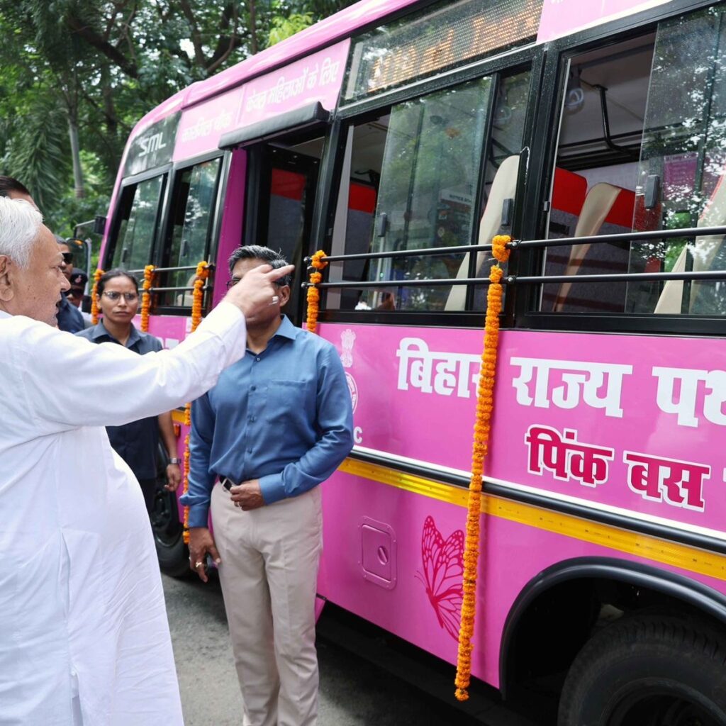 बिहार के मुख्यमंत्री नीतीश कुमार ने महिलाओं को दिया तोहफा, 80 पिंक बस सेवा शुरू