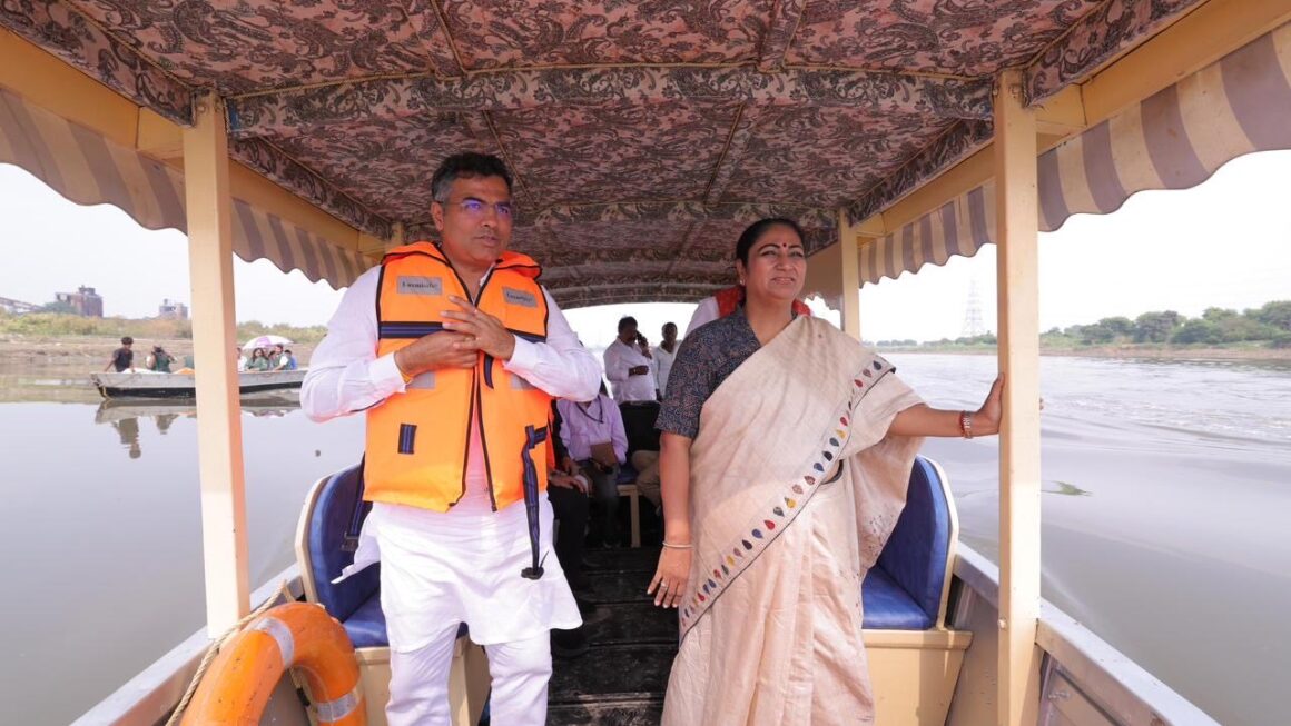 दिल्ली की मुख्यमंत्री ने पल्ला गांव से हाथी घाट तक विभिन्न छठ घाटों का निरीक्षण किया