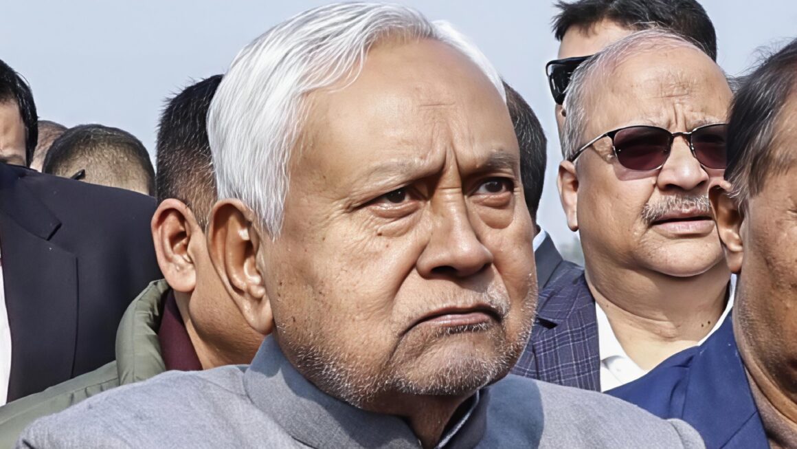 बिहार में प्रमोशन पर सख्ती: अब अफसरों का पूरा रिकॉर्ड खंगालेगी सरकार, साल में दो बार बनेगी निगरानी सूची