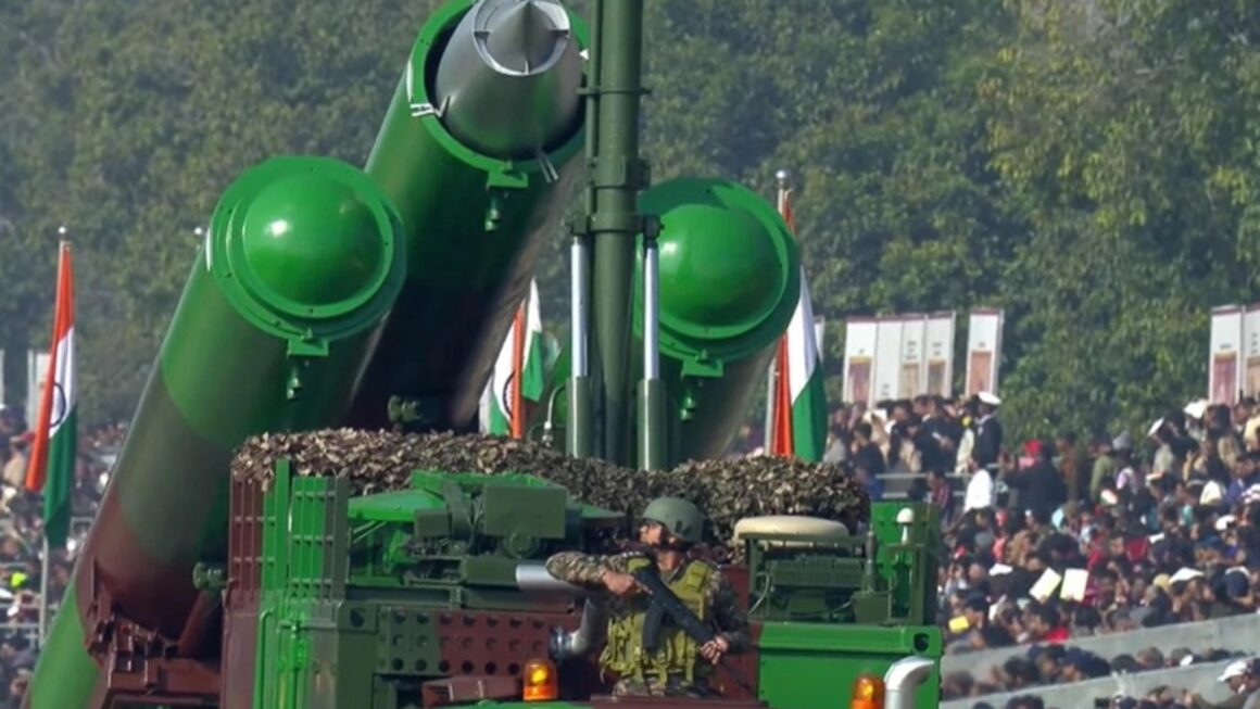 कर्तव्य पथ पर गर्व, शक्ति और संस्कृति का विराट संगम: 77वें गणतंत्र दिवस पर भारत की सैन्य क्षमता और सांस्कृतिक विरासत का भव्य प्रदर्शन