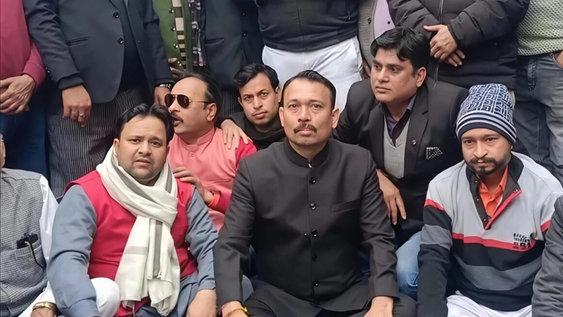 निलंबन के विरोध में सड़कों पर उतरे PCS अधिकारी अलंकार अग्निहोत्री, बोले– “यह सुनियोजित साजिश है”