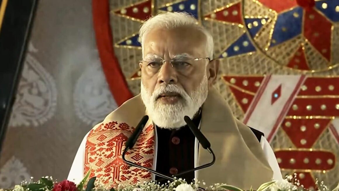 काजीरंगा से सियासी संदेश: विकास परियोजनाओं के बीच पीएम मोदी का कांग्रेस पर तीखा प्रहार