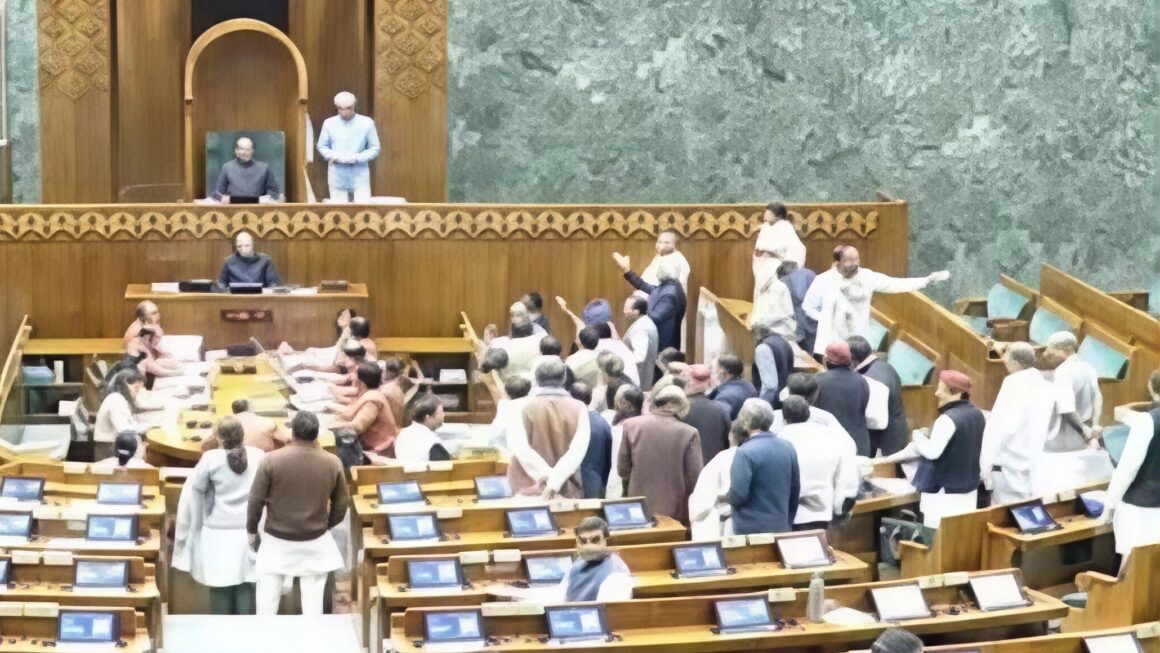 लोकसभा में विपक्ष का जोरदार प्रदर्शन, ‘राहुल गांधी को बोलने दो’ के नारों के बीच कार्यवाही स्थगित