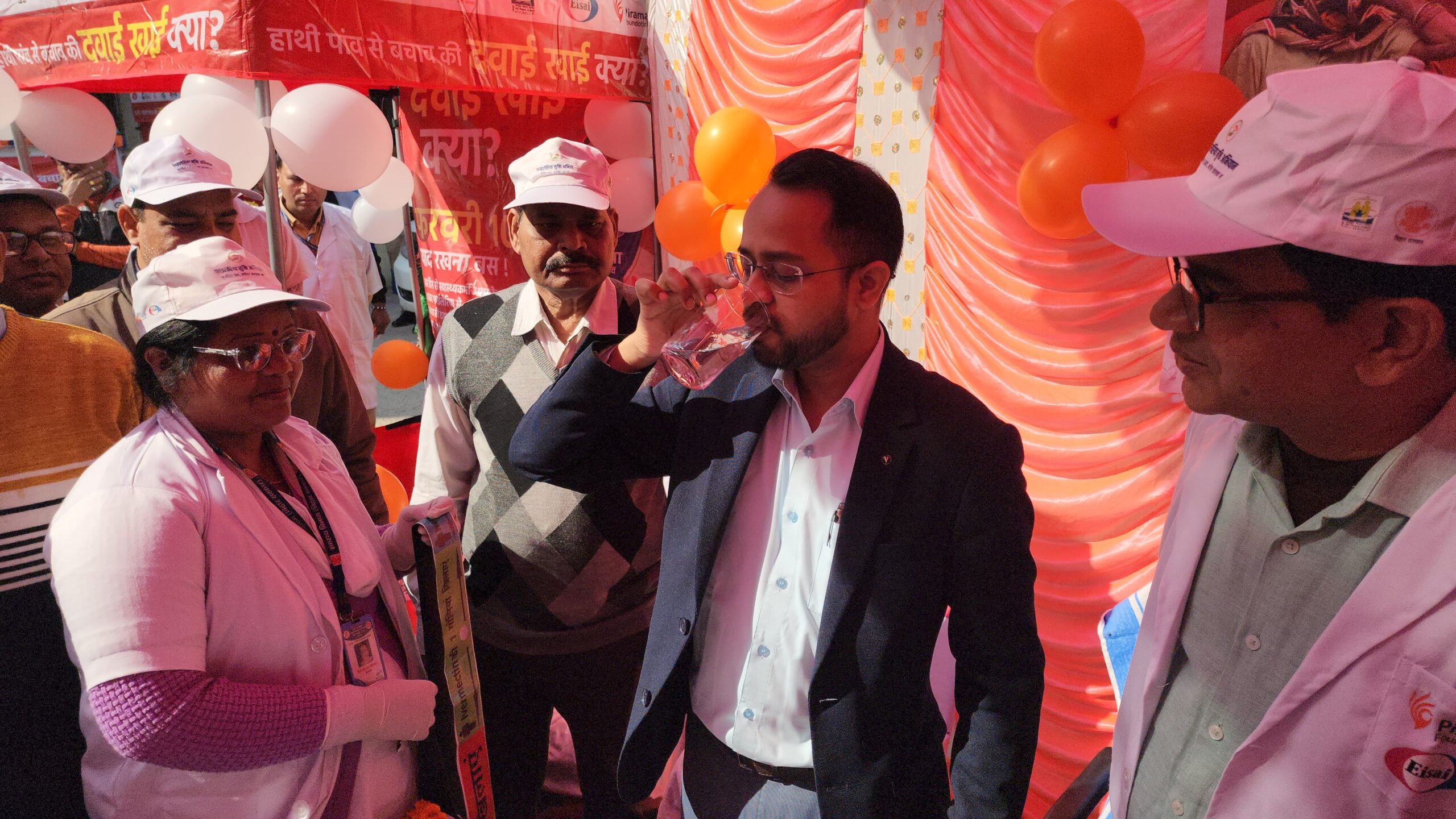 डीएम ने खुद दवा खाकर दिया भरोसा, सारण में फाइलेरिया उन्मूलन अभियान का भव्य आग़ाज़