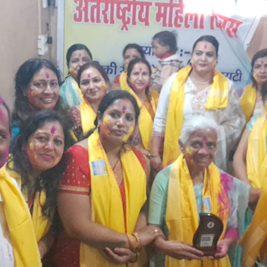 “नारी शक्ति का उत्सव: अंतर्राष्ट्रीय महिला दिवस और होली मिलन में सम्मानित हुईं समाज की अग्रणी महिलाएं”